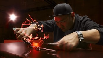 积家 - 名家造艺，王思博在光绘一枚Reverso翻转系列腕表