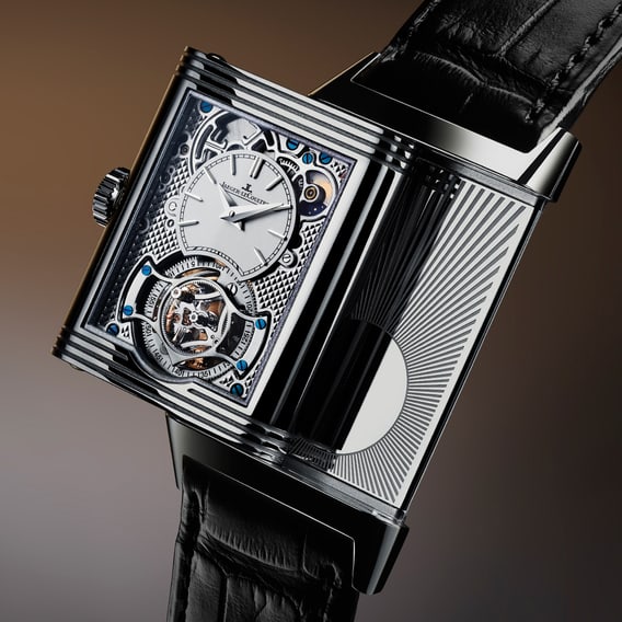 积家Reverso Tribute Duoface Tourbillon翻转系列双面双时区陀飞轮腕表精钢款情境图，黑色表盘旋转呈现另一面表盘 - Q392845J