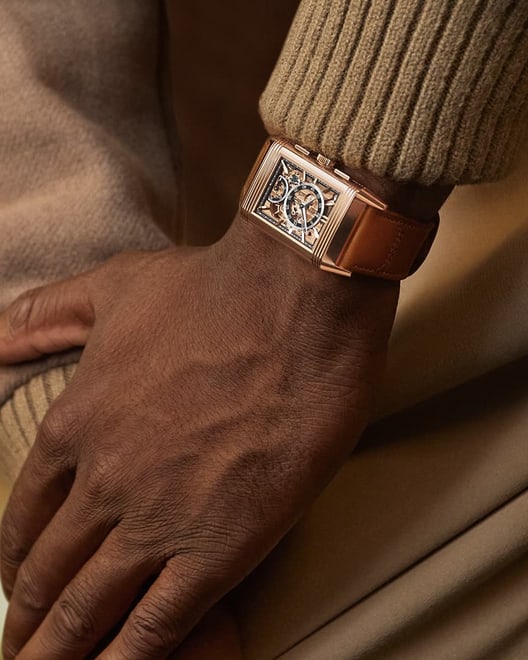 该图片显示一位男士佩戴着积家Reverso Tribute Chronograph翻转系列计时腕表玫瑰金款（计时表盘朝上） - Q389256J