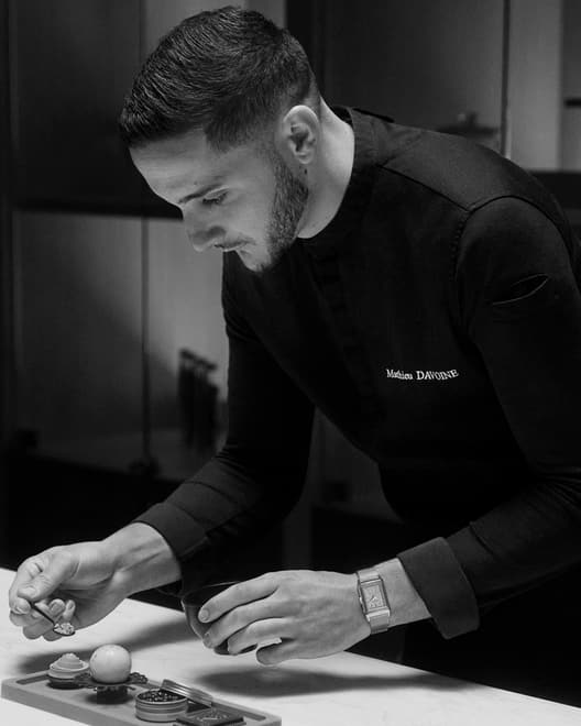 积家“名家造艺”主题项目巧克力大师马蒂厄·达沃安佩戴Reverso Tribute Monoface Small Seconds翻转系列单面翻转小秒针腕表玫瑰金款 - Q713216J