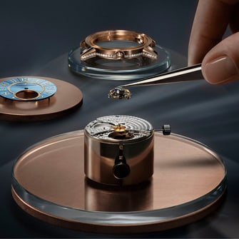 该图显示制表师正把陀飞轮安装在Rendez-Vous Jewellery Tourbillon约会系列陀飞轮珠宝腕表搭配“静谧蓝”表盘的978型机芯 - Q3412480