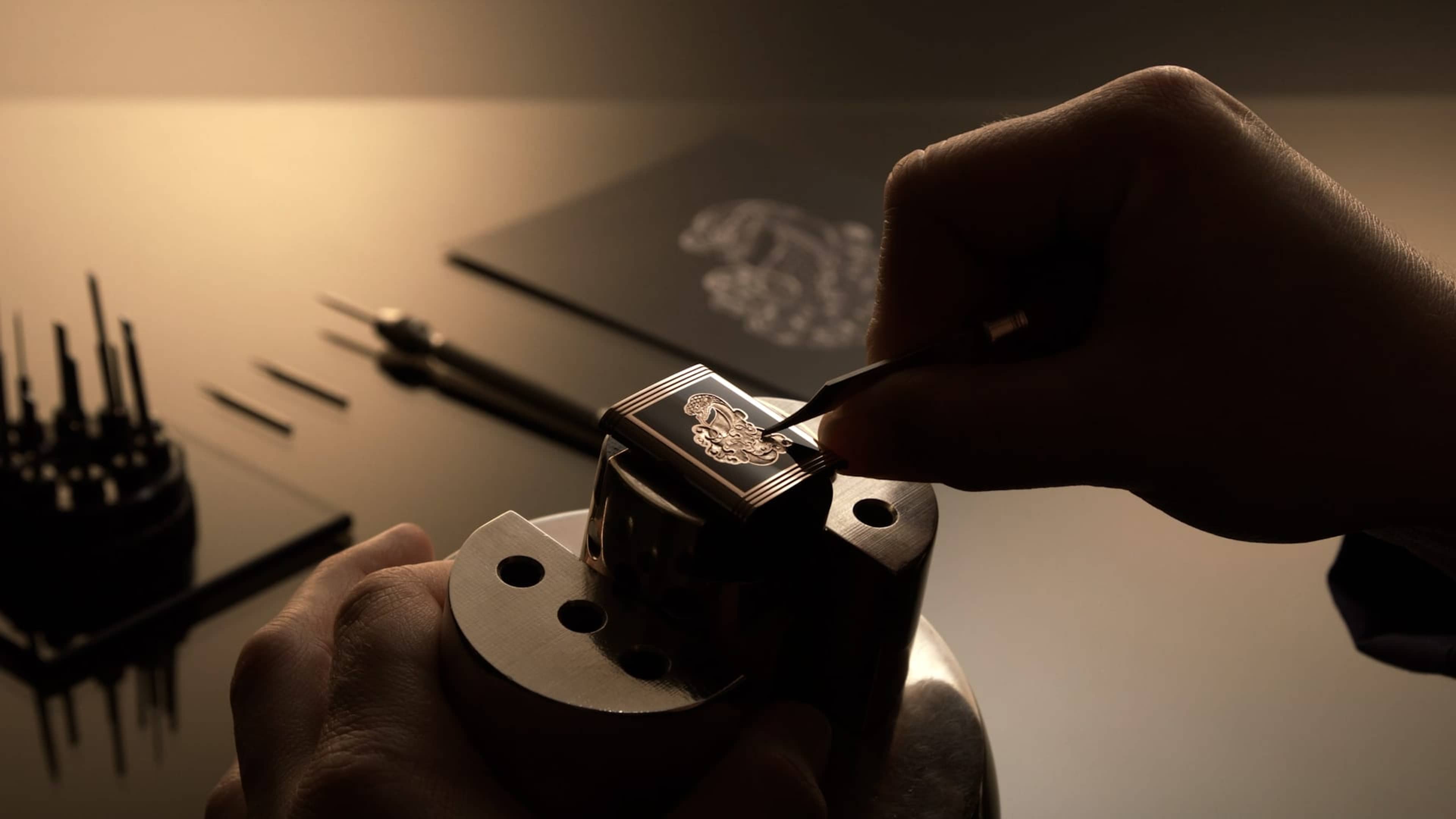 Reverso Tribute Enamel翻转系列珐琅腕表蛇年特别款致敬中国生肖形象 | 积家瑞士腕表